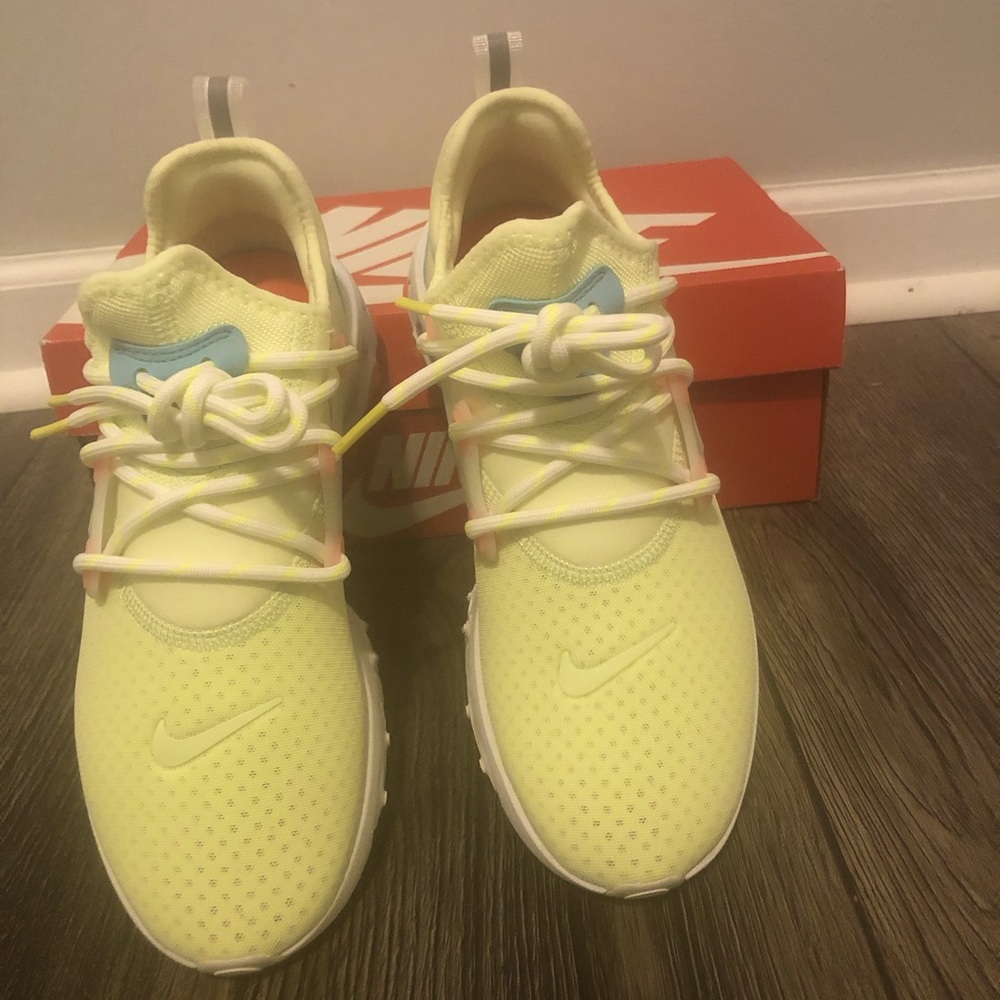 Nike size 7 Women’s pastel colored athletic shoes never worn